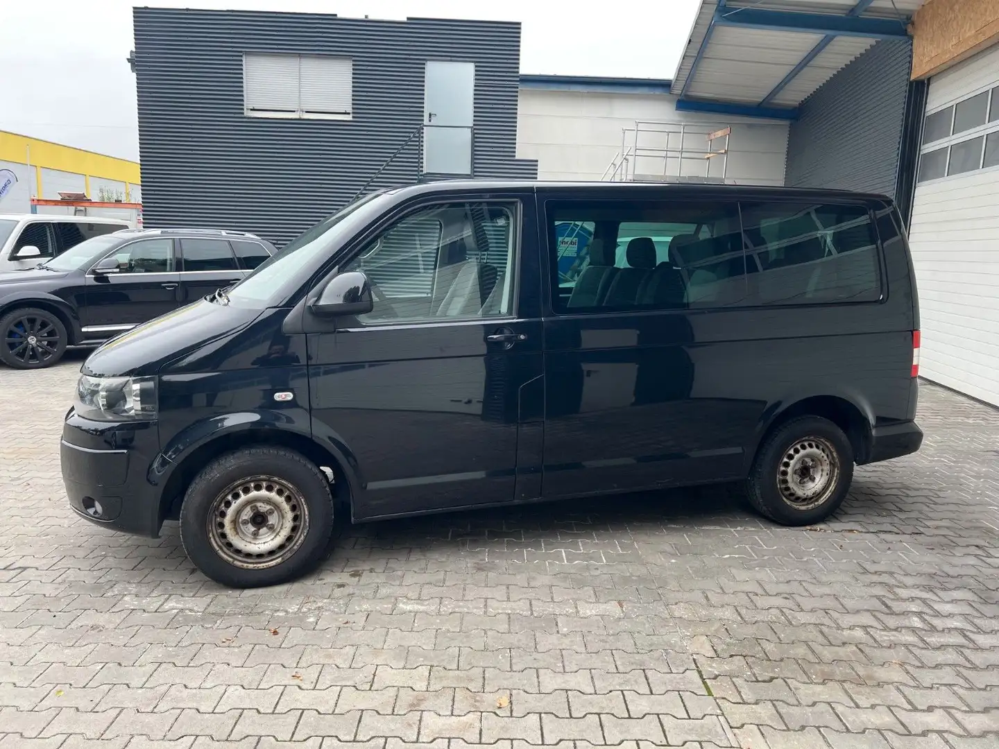 Volkswagen T5 Caravelle 4MOTION *8Sitze *Navi *AHK Schwarz - 2