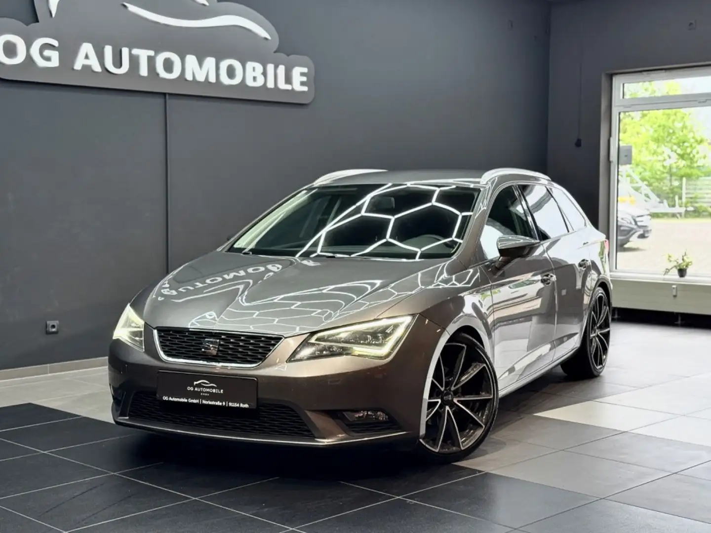 SEAT Leon ST 1.6 TDI Style*NAVI*PDC*SOUND*LED*TEMPOMA Gris - 1