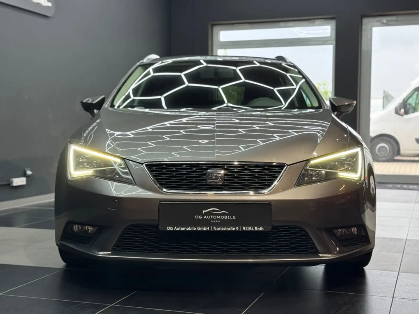 SEAT Leon ST 1.6 TDI Style*NAVI*PDC*SOUND*LED*TEMPOMA Gris - 2