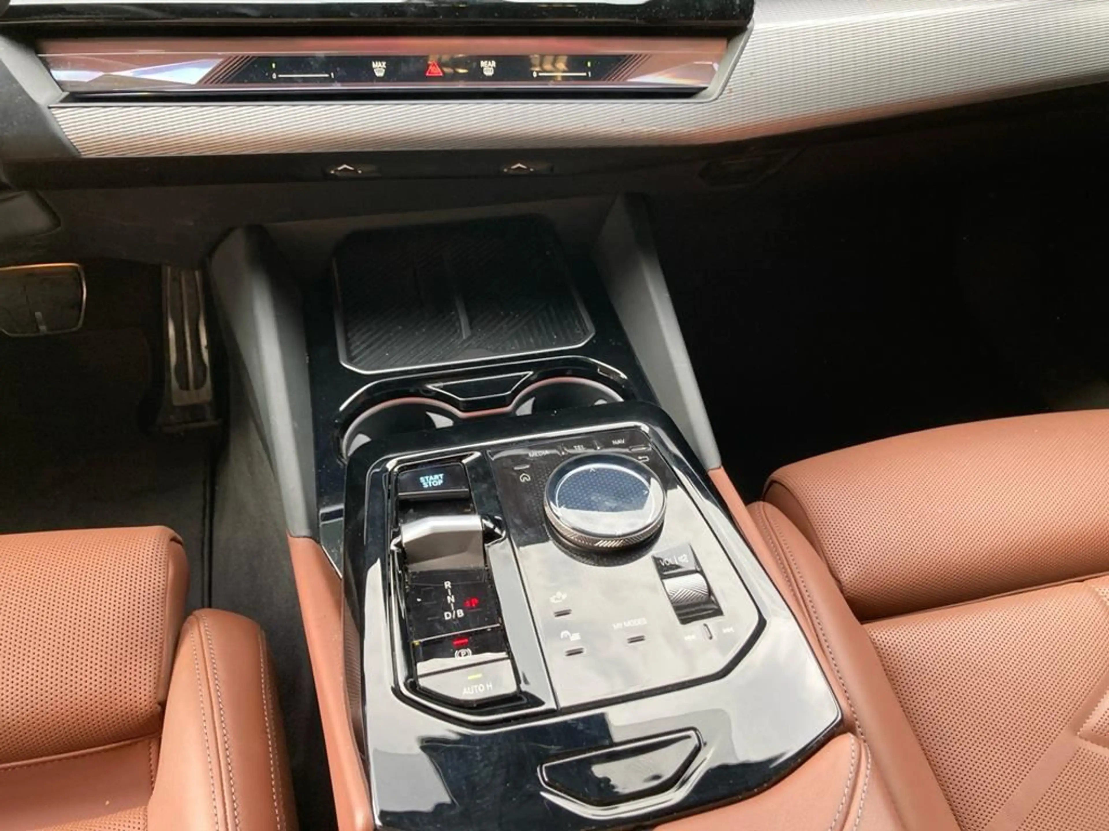 BMW i5 M Sport — photo 12