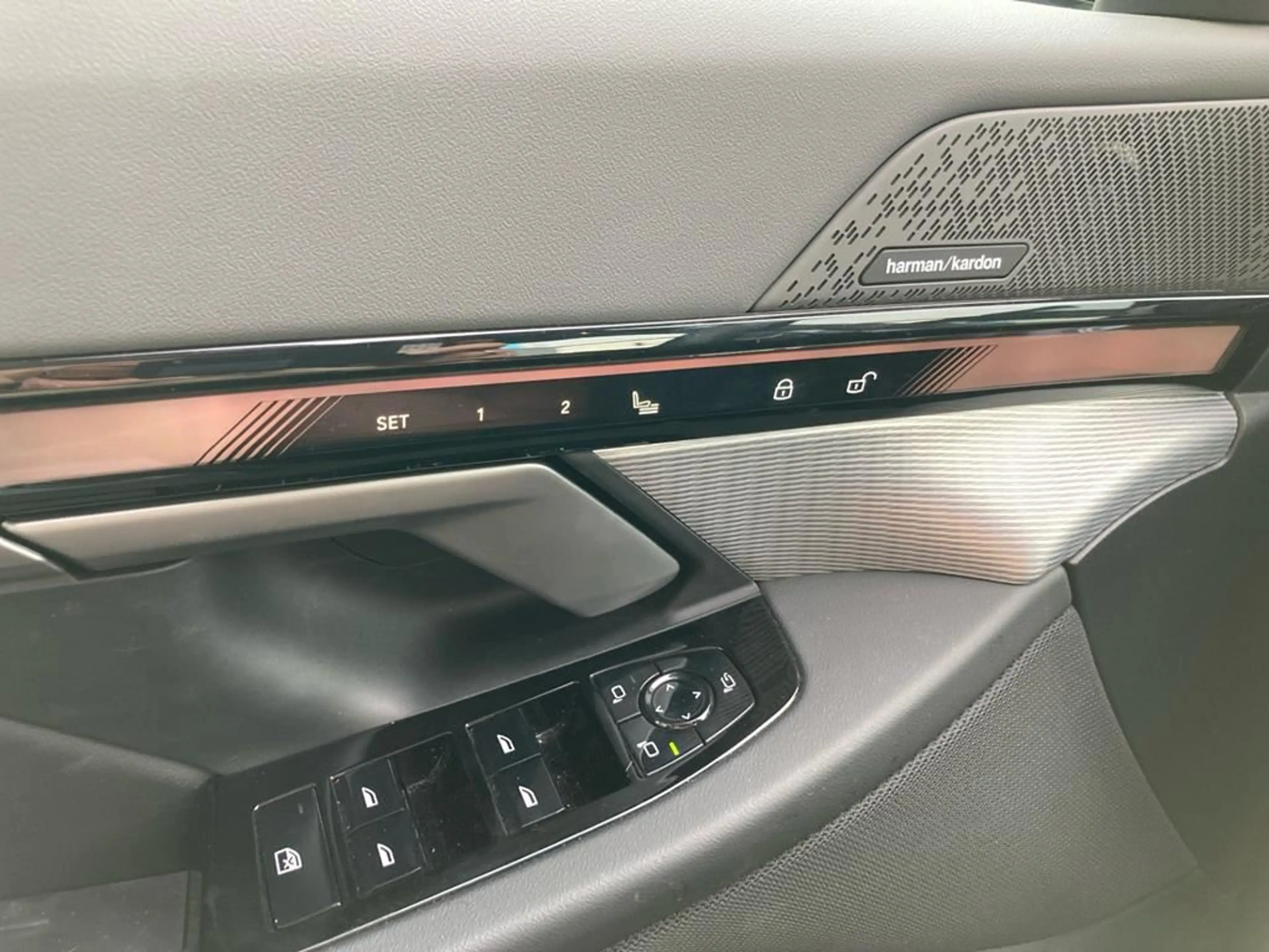 BMW i5 M Sport — photo 10