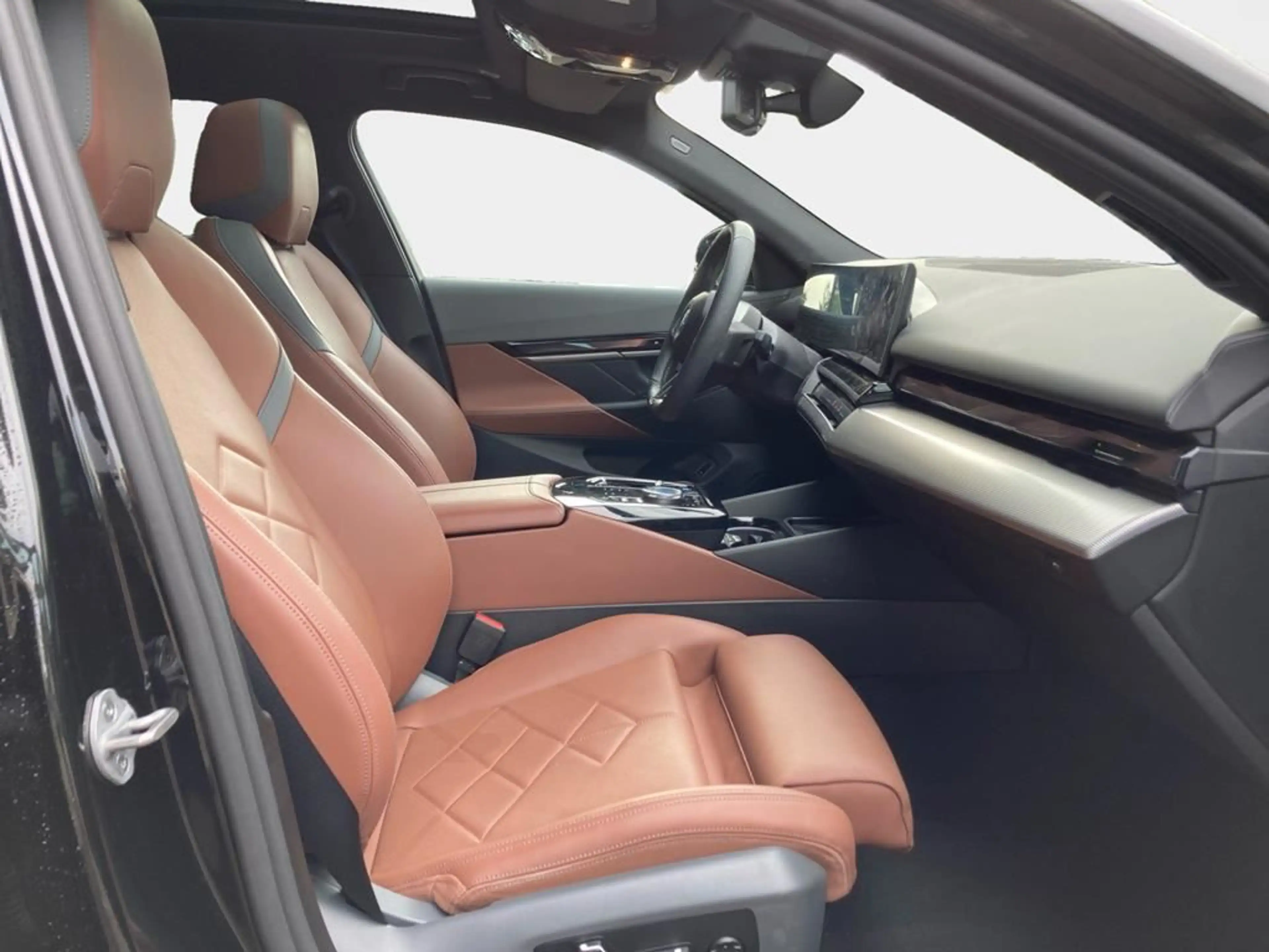 BMW i5 M Sport — photo 15