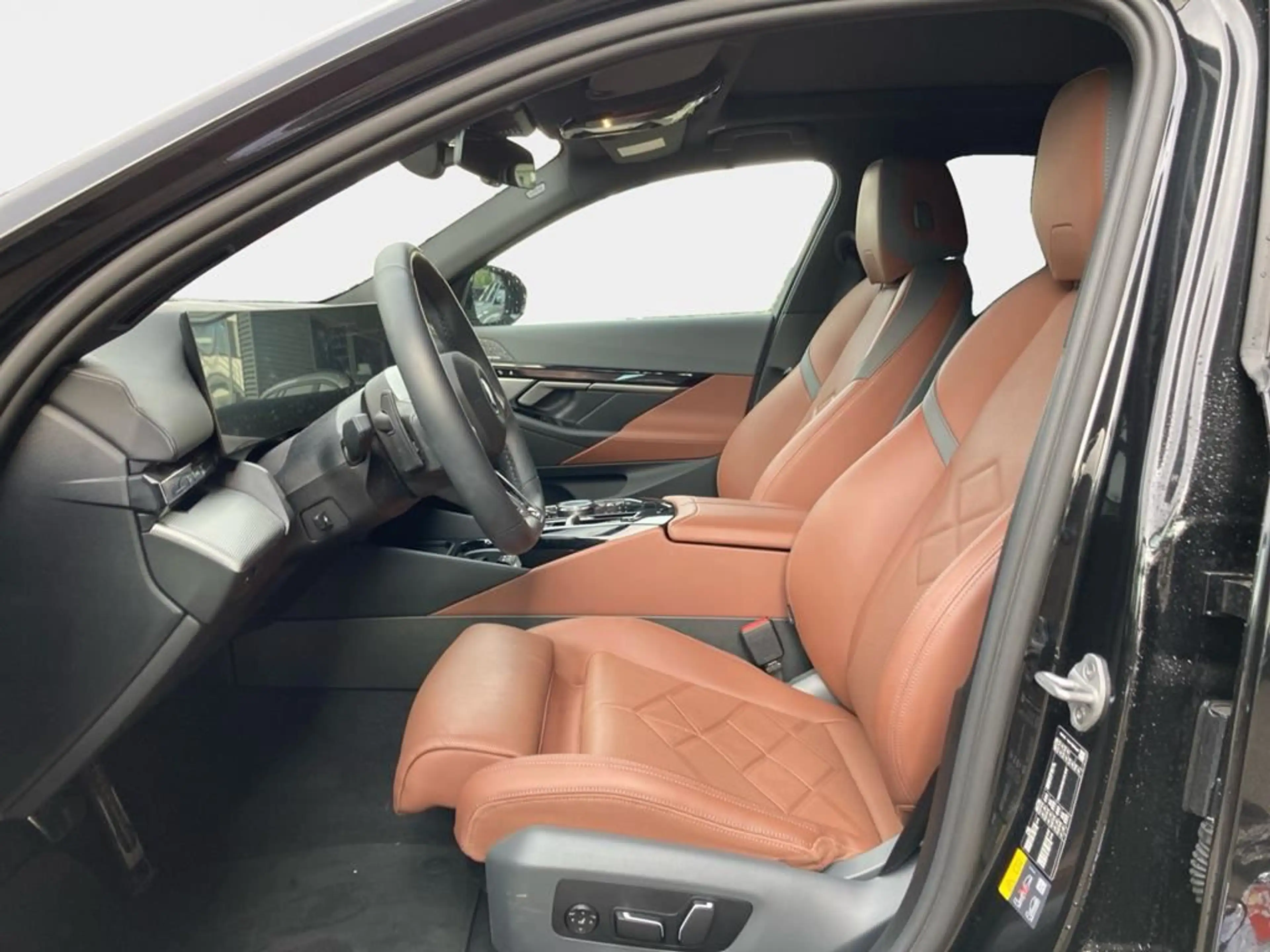BMW i5 M Sport — photo 11