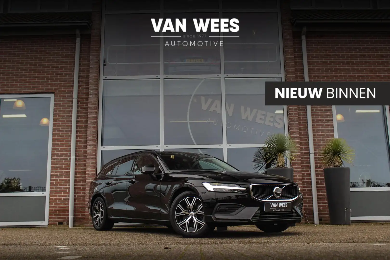 Volvo V60 2.0 B3 Essential | 2e eigenaar | BTW auto | Origin Schwarz - 1