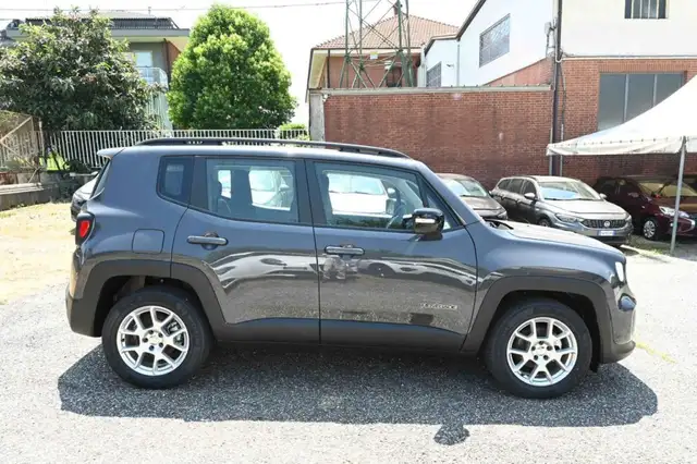 Jeep Renegade view 3