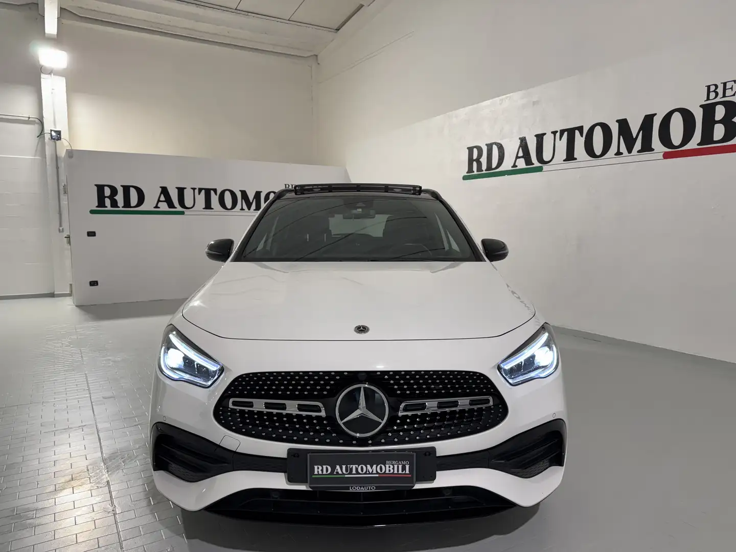 Mercedes-Benz GLA 200 Premium AMG AVENTE 44.000 KM Blanc - 2