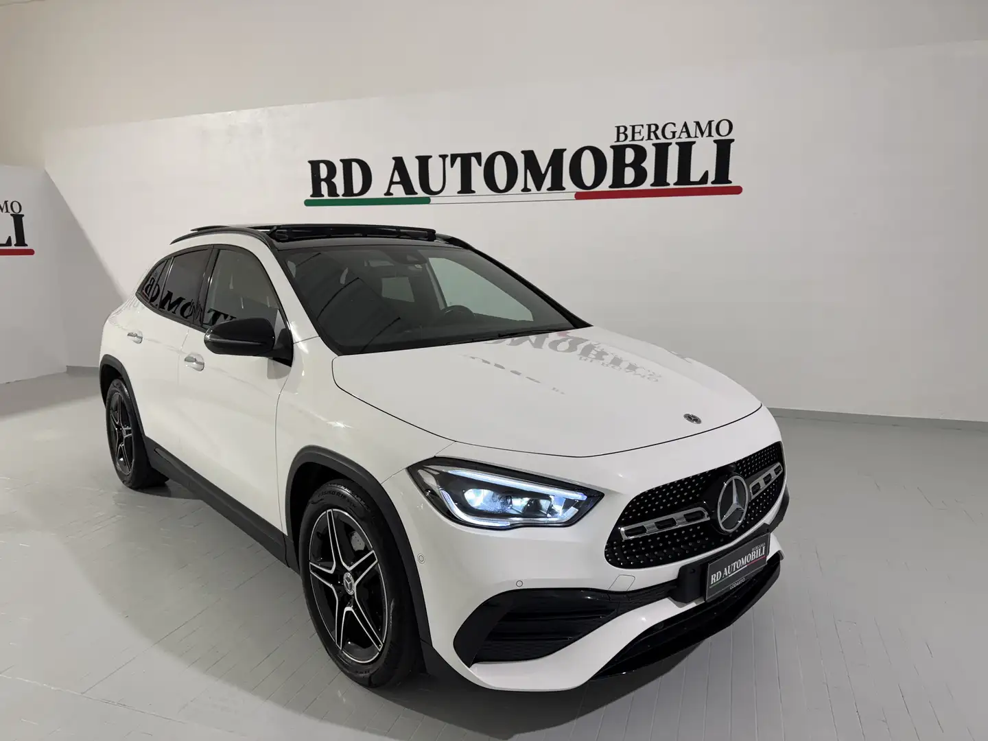 Mercedes-Benz GLA 200 Premium AMG AVENTE 44.000 KM Blanc - 1