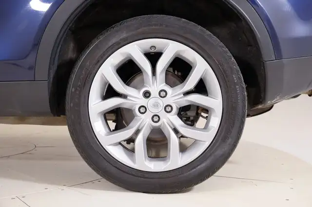 Land Rover Discovery Sport view 9