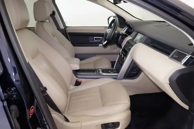 Land Rover Discovery Sport view 3