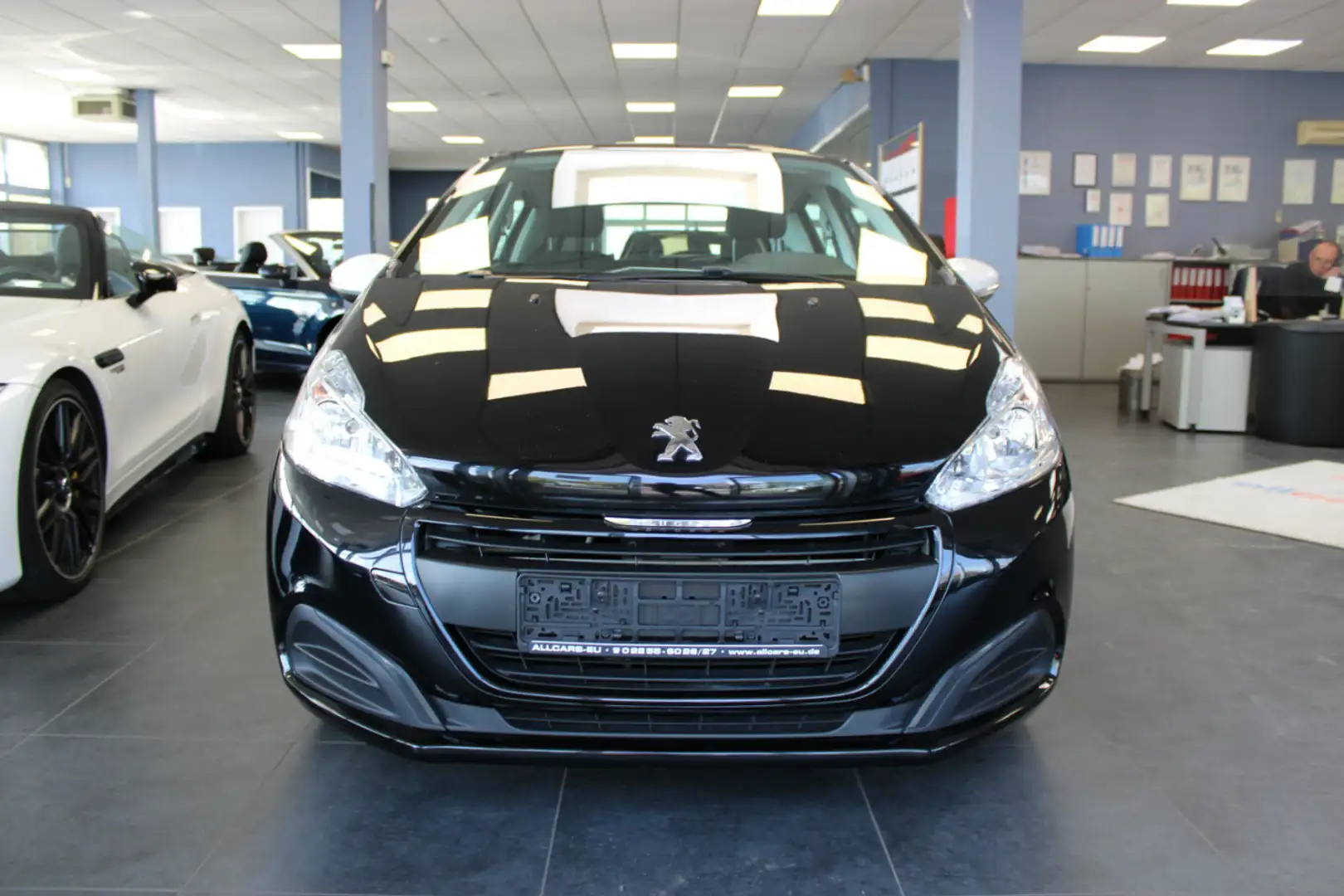 Peugeot 208 PureTech Klima - BT. Schwarz - 2