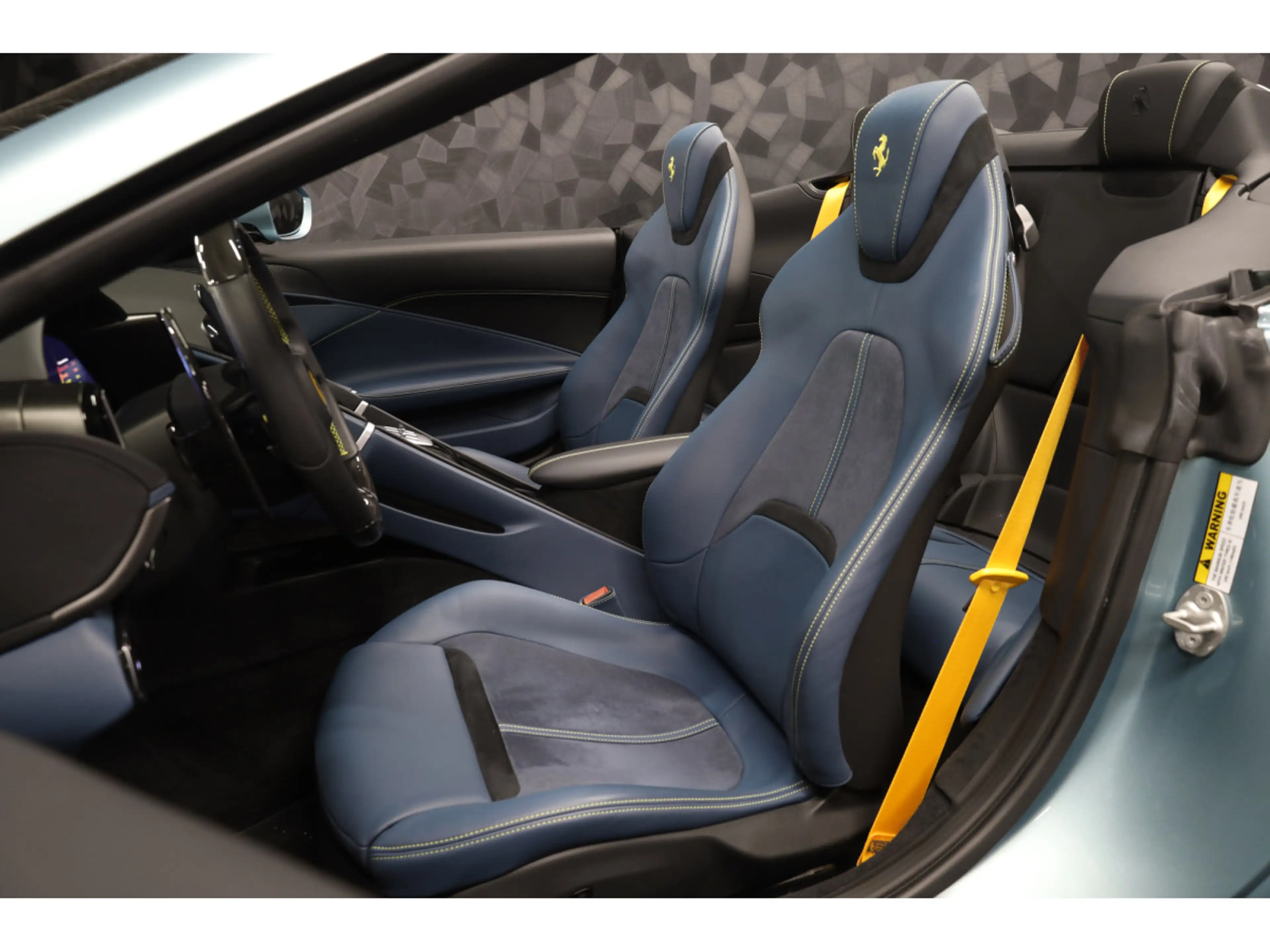 Ferrari Roma 3.9 V8 Spider - CELESTE TREVI SPECIAL COLOURS — photo 2