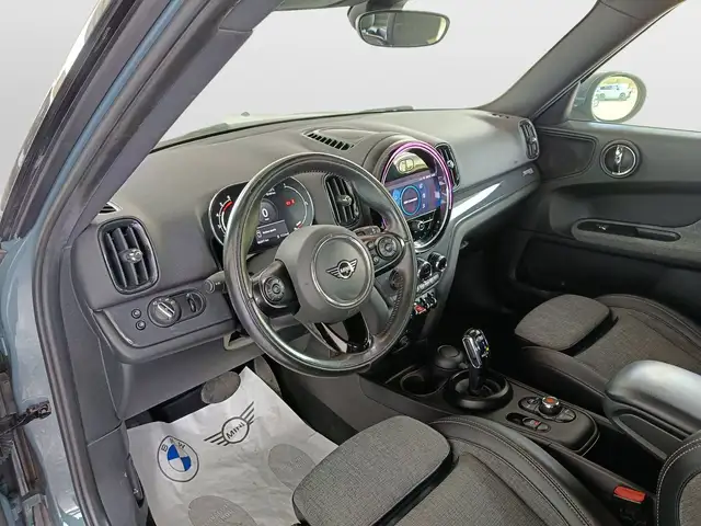 Mini Hatch view 7