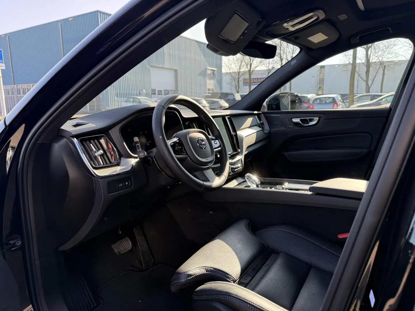 Volvo XC60 2.0 T6 Plug-in hybrid AWD Plus Black Edition lucht Negro - 2