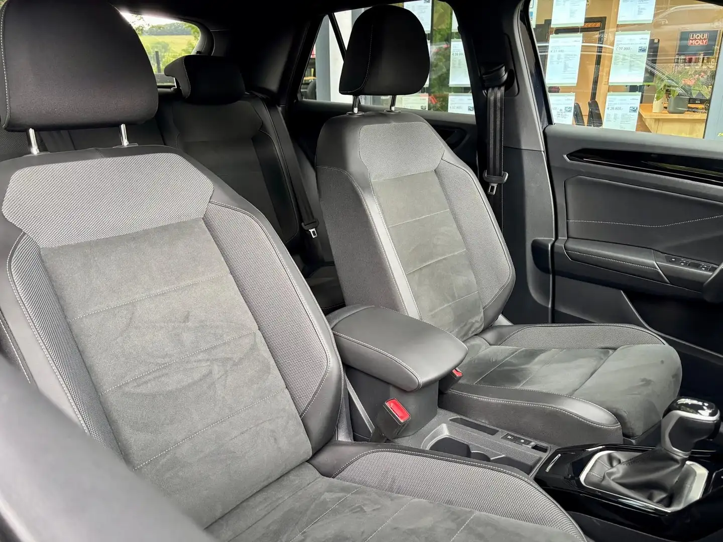 Volkswagen T-Roc 2.0 150 CV | AUTO | R-LINE | ATTACHE | 32.990 € Zwart - 2
