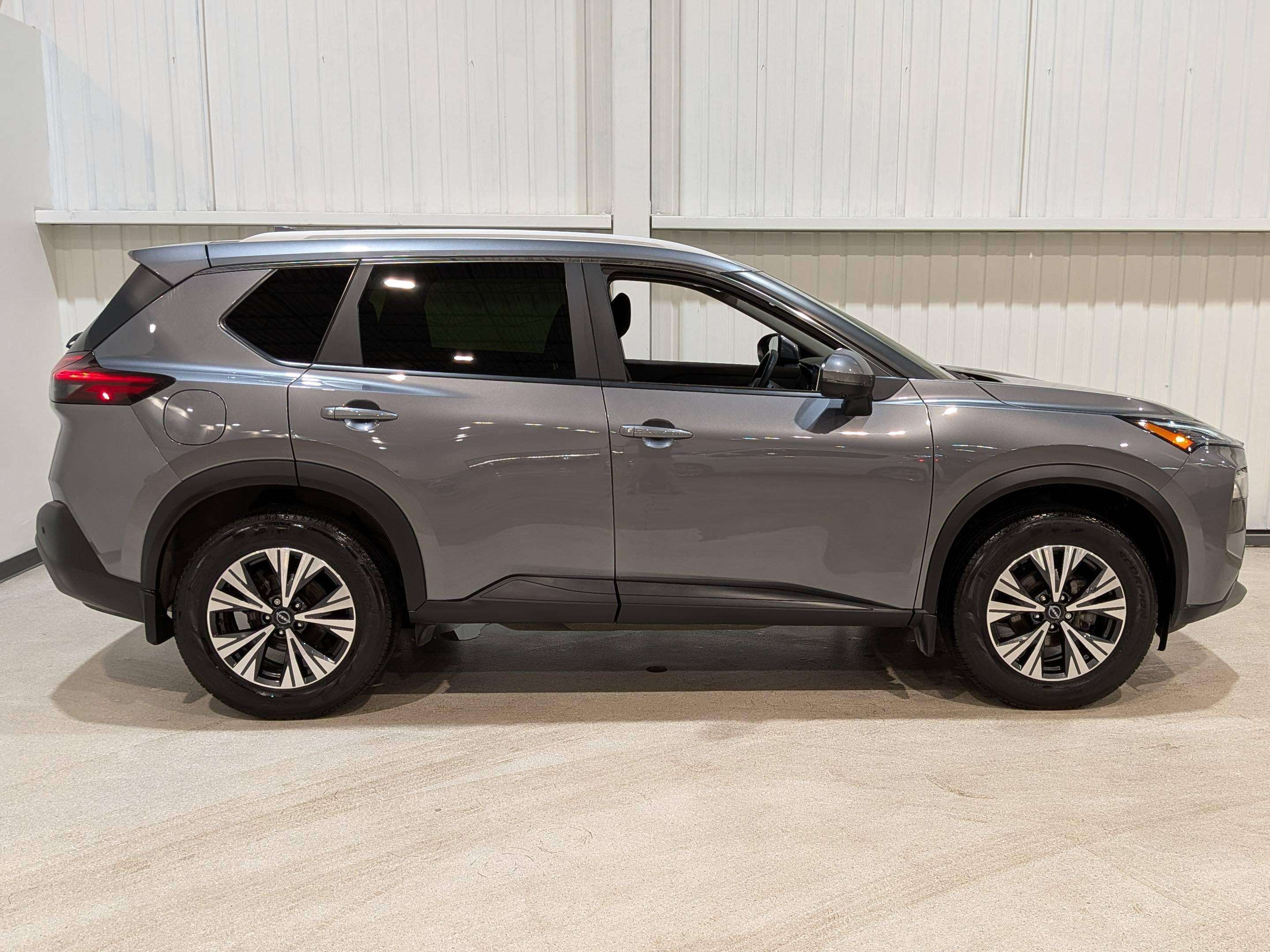 2023 Nissan Rogue SV AWD, Toit panoramique, Sièges chauffants — снимка 1