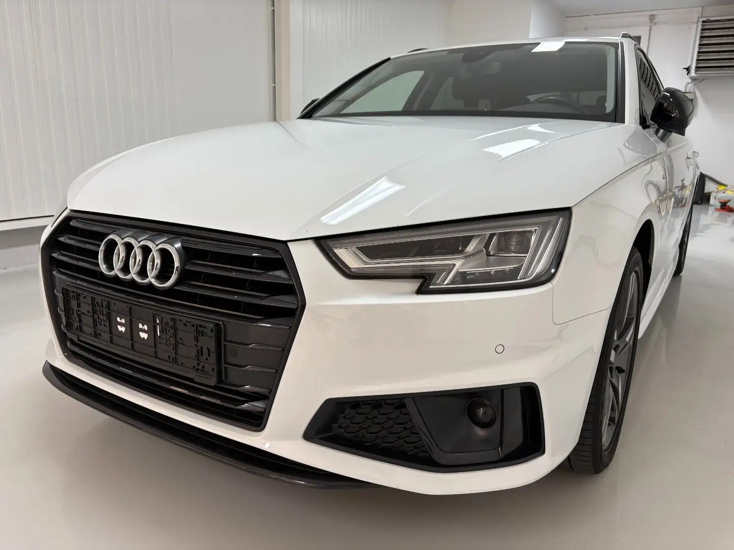 Audi A4 Avant 40 TFSI S-Line Sport/LED/Navi/AHK Blanc - 1