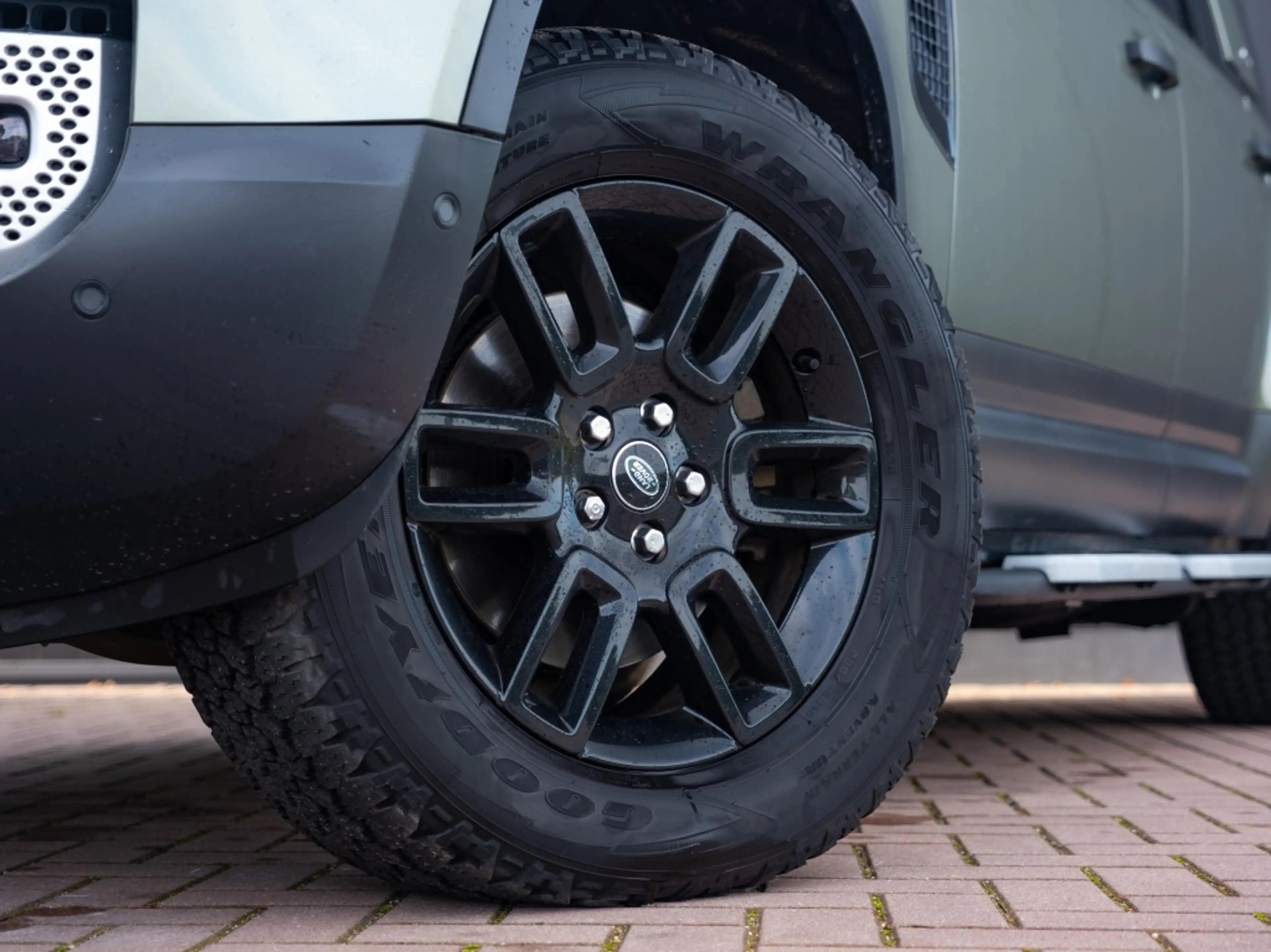 Land Rover Defender 3.0 D200 110 Comm Aut X-Dynamic S — photo 4