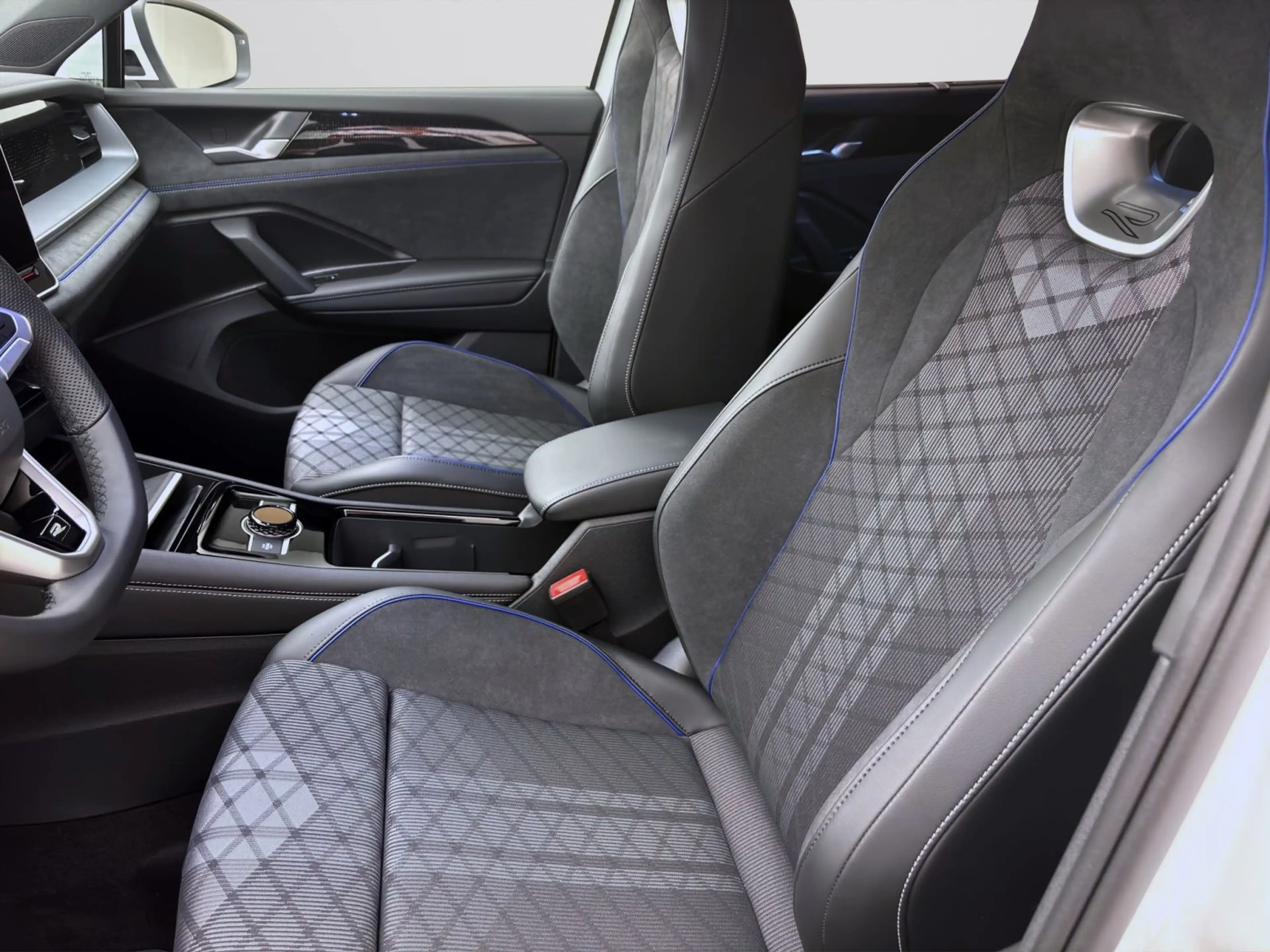 Volkswagen Tayron 1.5 TSI eHybrid DSG R-LINE AHK KAMERA SIT — photo 10
