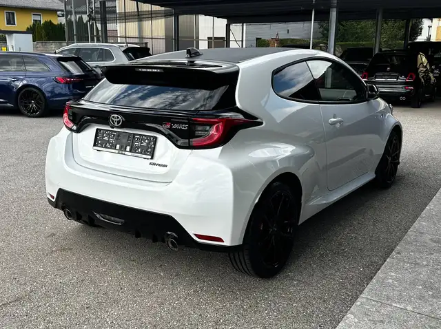 Toyota Yaris view 12