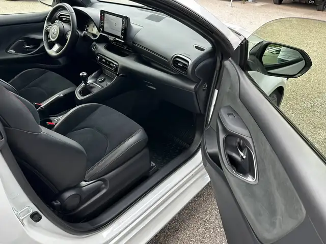 Toyota Yaris view 23