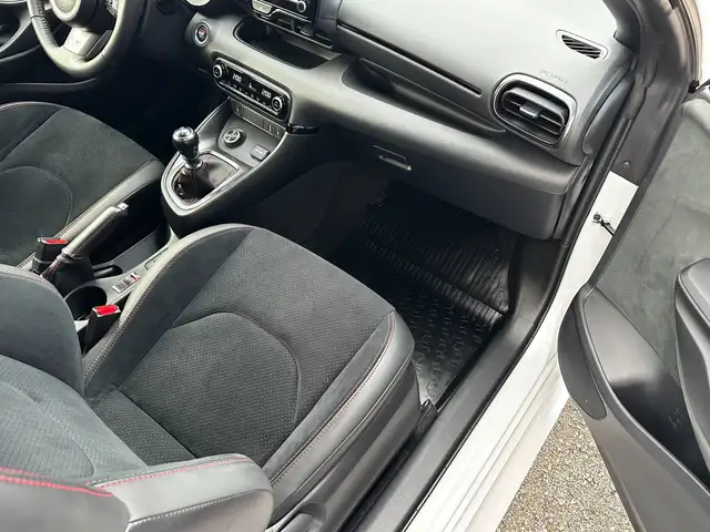 Toyota Yaris view 24