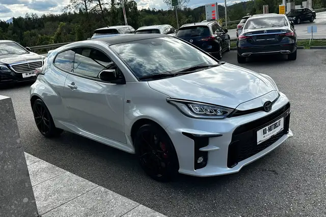 Toyota Yaris view 3