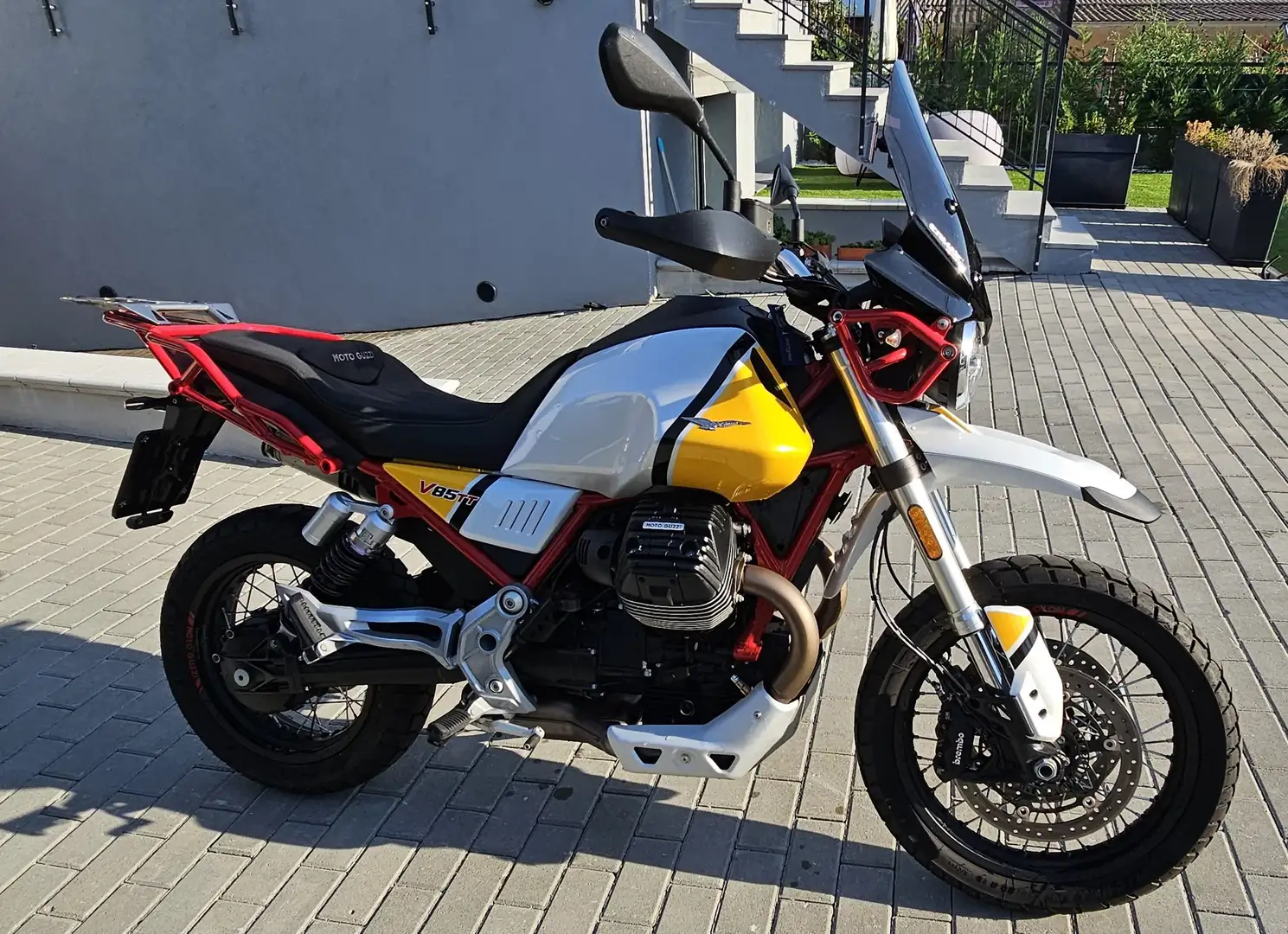 Moto Guzzi V 85 TT v85 tt evocative graphics Giallo - 2