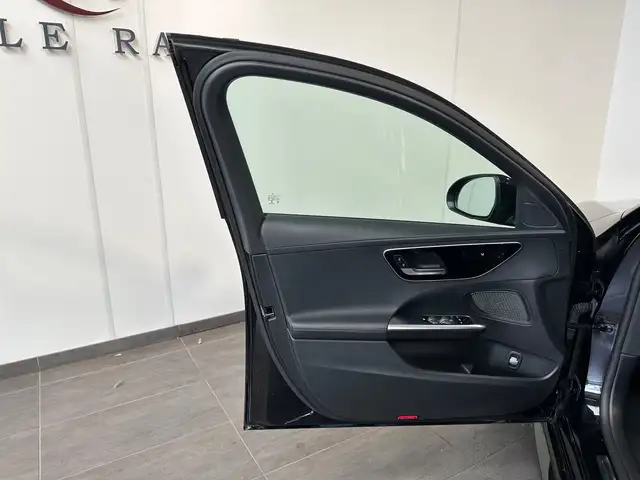 Mercedes-Benz 220 view 8