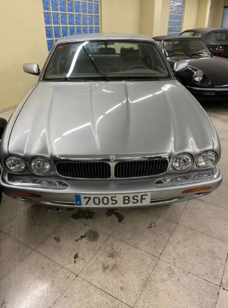 Jaguar XJ XJ8 4.0 Sovereign Gris - 1