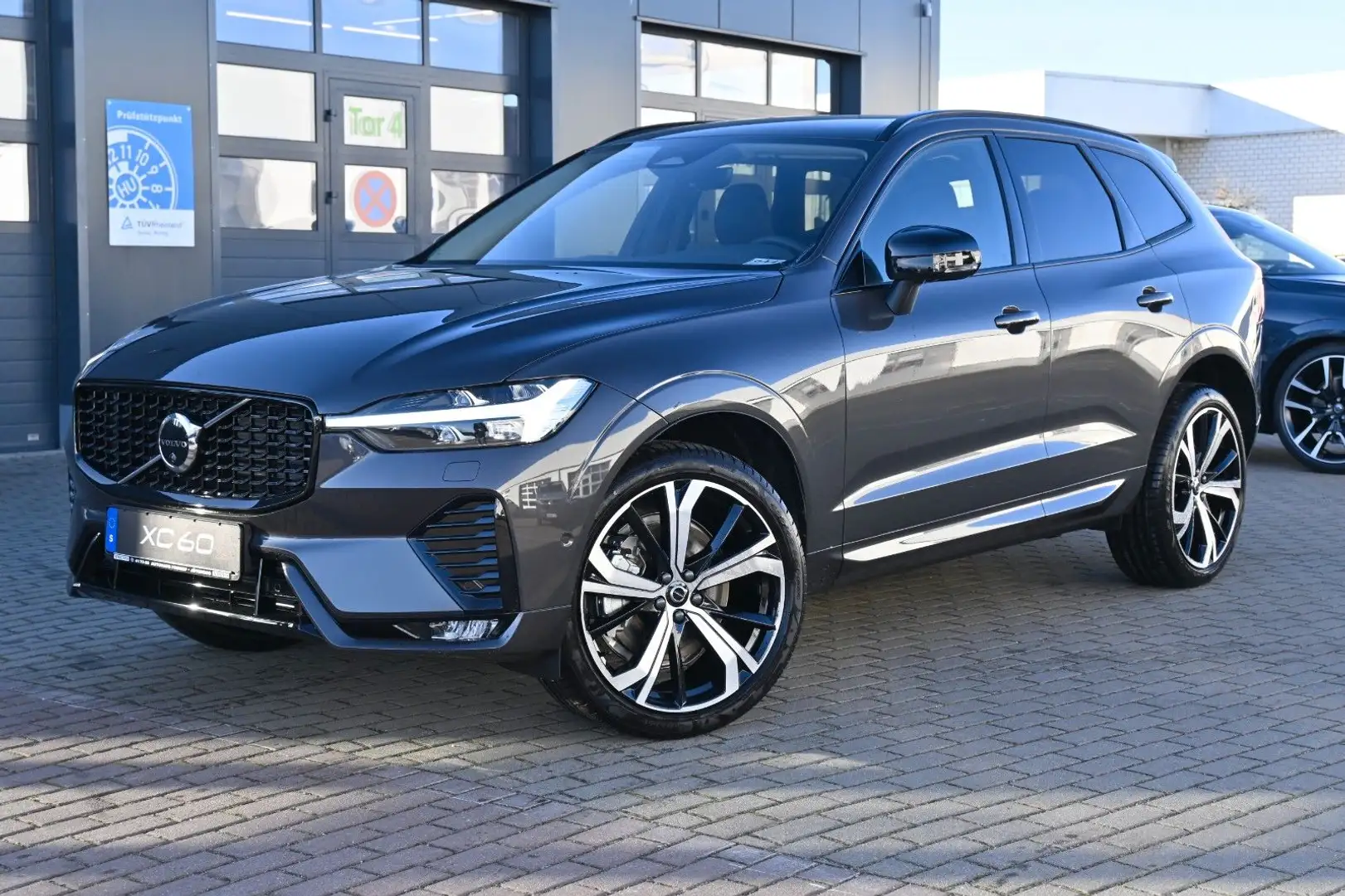 Volvo XC60 B5 AWD Plus Dark*H&K*LUFT*360°* ACC Grau - 1