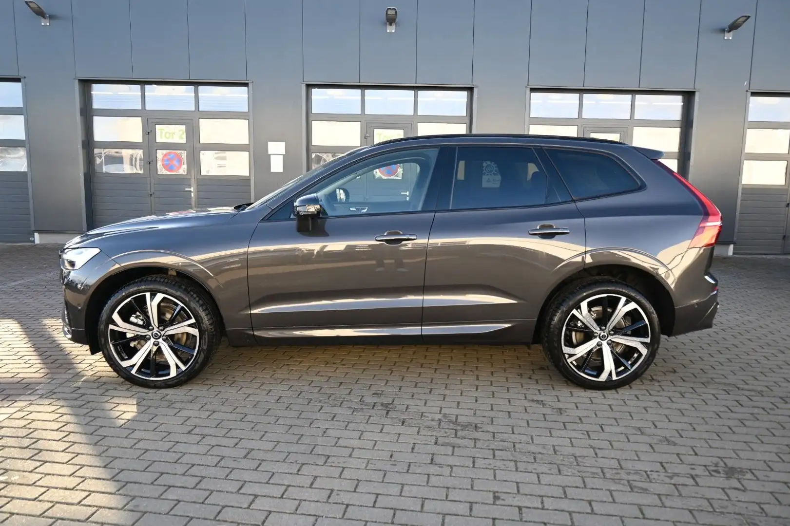 Volvo XC60 B5 AWD Plus Dark*H&K*LUFT*360°* ACC Grau - 2