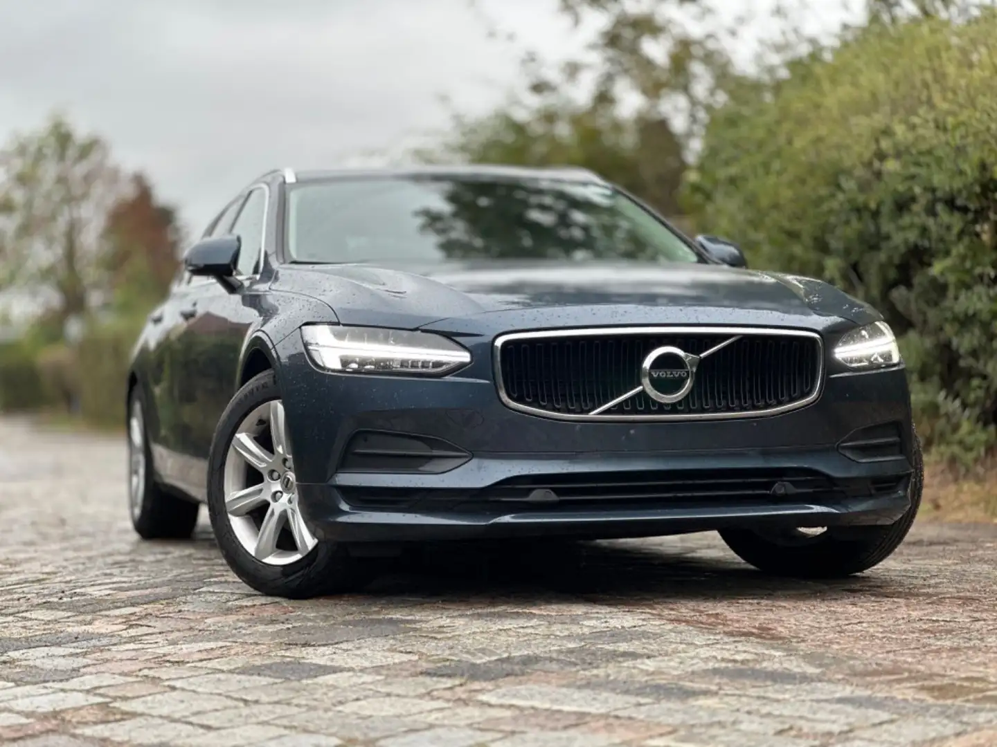 Volvo V90 Kombi Momentum*LED*1ERH*LEDER* Bleu - 1