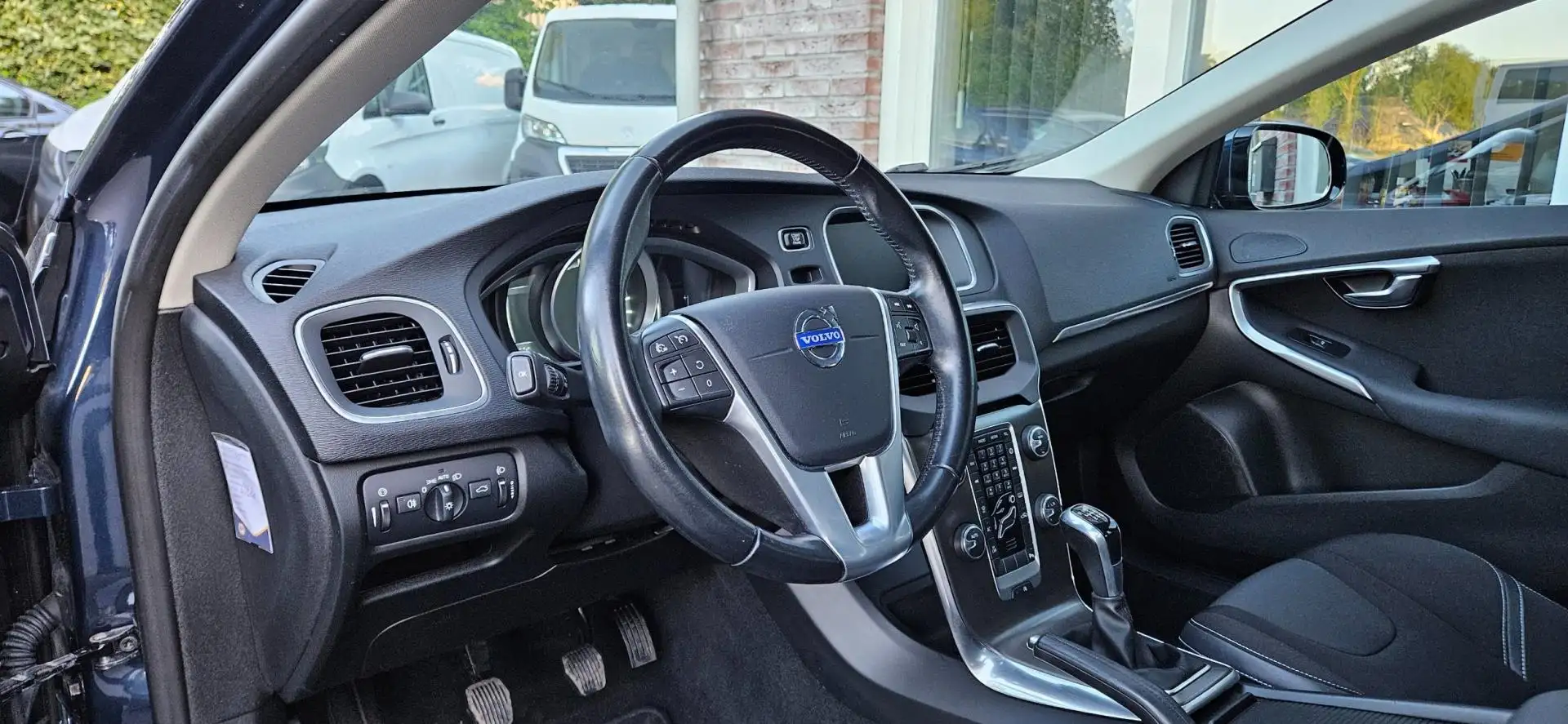 Volvo V40 1.6 T2 Momentum Trekhaak! Navigatie! NAP! Airco! C Blau - 2