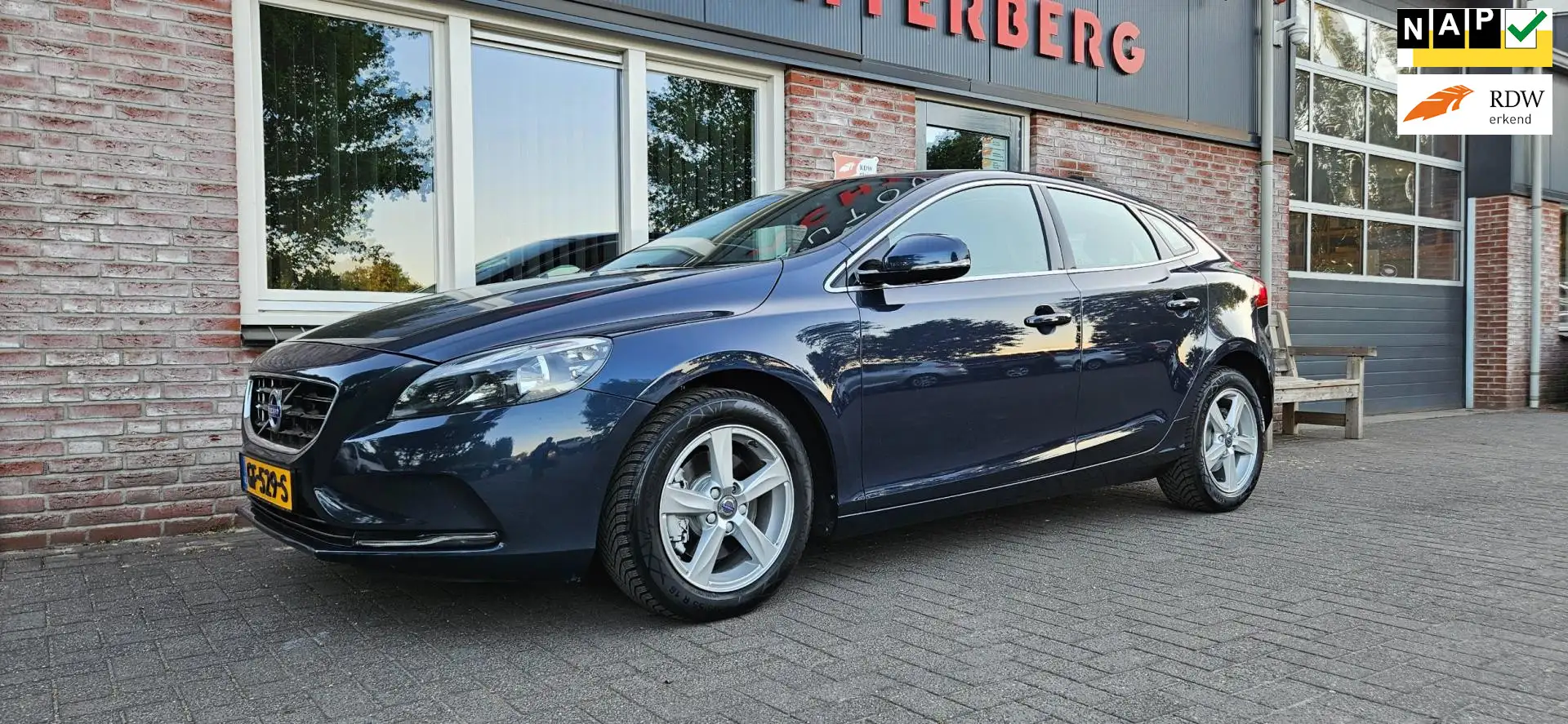 Volvo V40 1.6 T2 Momentum Trekhaak! Navigatie! NAP! Airco! C Blau - 1