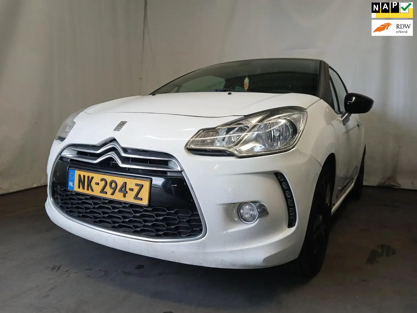 Citroen DS3 1.6 THP Sport Chic - Airco - Leer - Zijschade White - 1