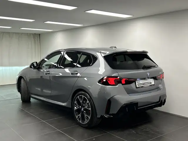 BMW 1 Series view 3