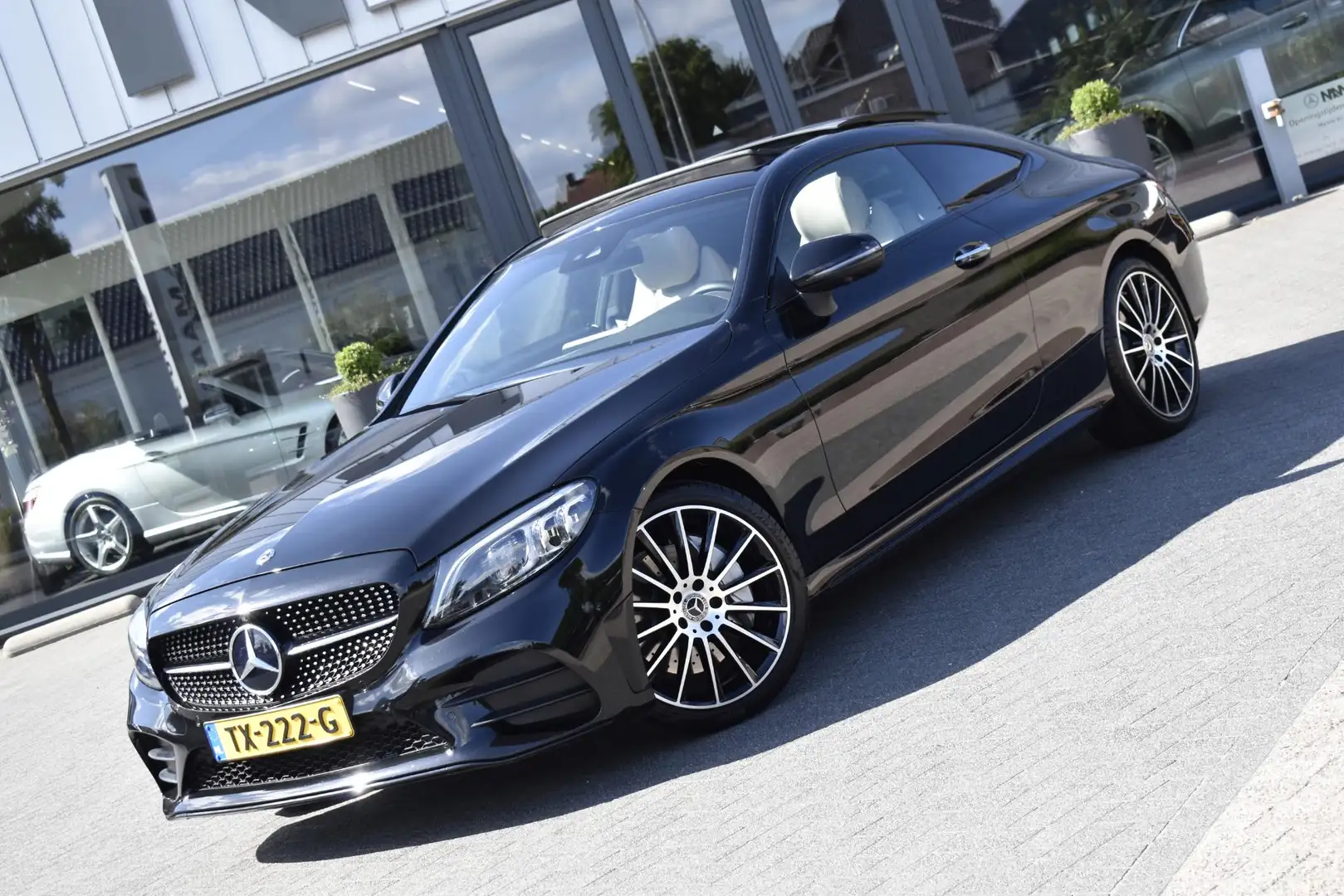 Mercedes-Benz C 300 Coupé Premium Plus Pack AMG 1e eigenaar NAP Zwart - 2