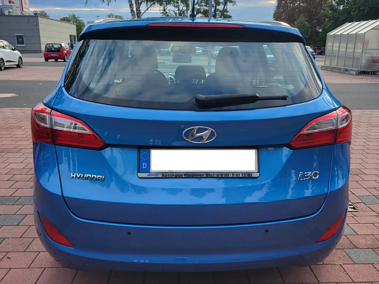 Hyundai i30 blue Kombi 1.6 GDi Trend Blau - 2