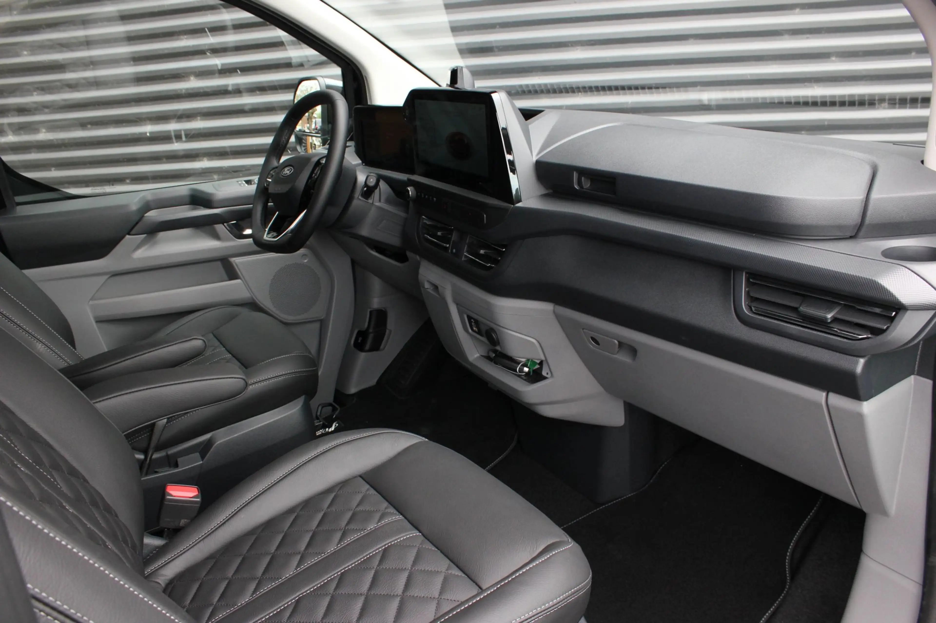 Ford E-Transit Cust. 320 L2H1 Limited 71 kWh DC DUBBEL CABINE / J — photo 44