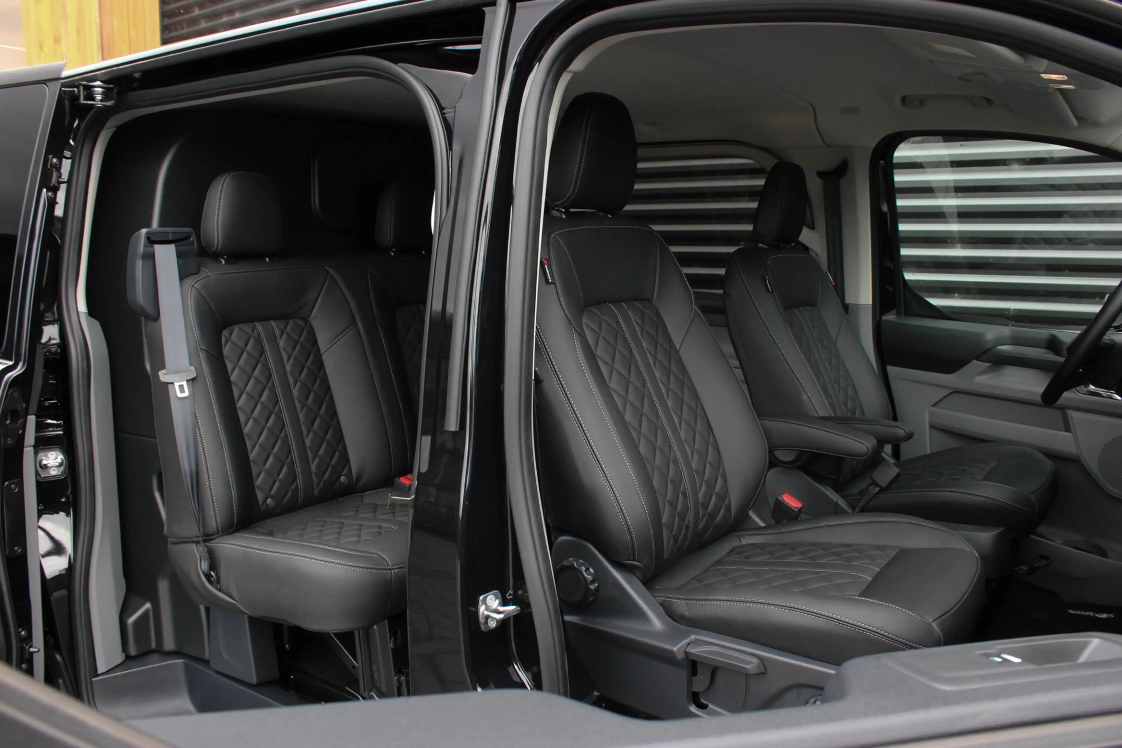 Ford E-Transit Cust. 320 L2H1 Limited 71 kWh DC DUBBEL CABINE / J — photo 47