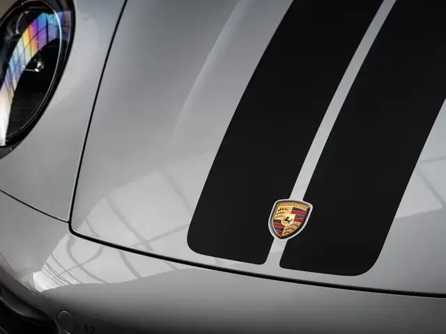 Porsche 911 view 10