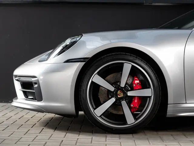 Porsche 911 view 5