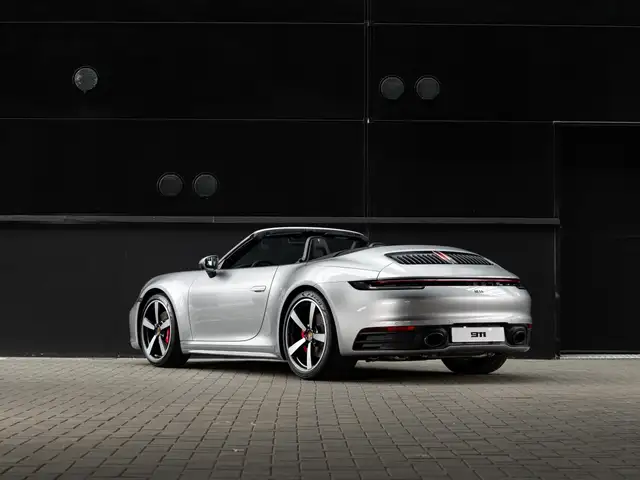 Porsche 911 view 3