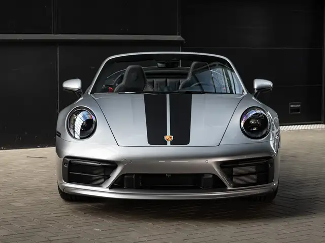 Porsche 911 view 6