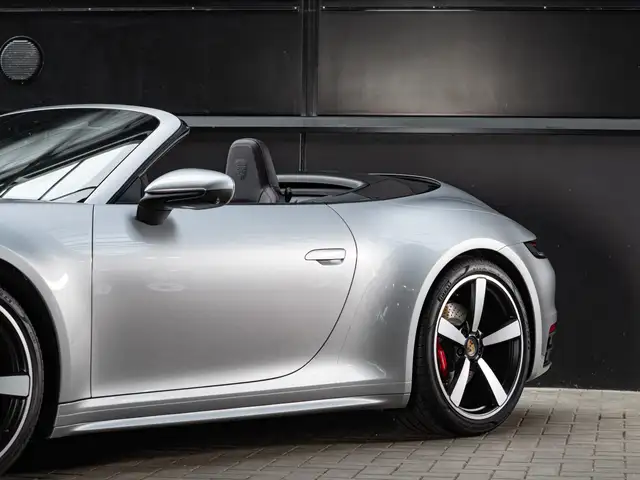 Porsche 911 view 13