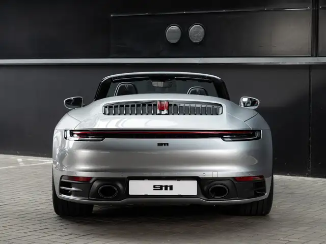Porsche 911 view 7