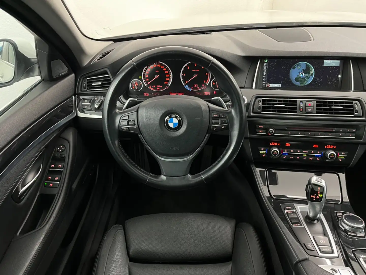 BMW 520 d Toruing Aut. ***HarmanKardon | Panoramadach*** Wit - 2