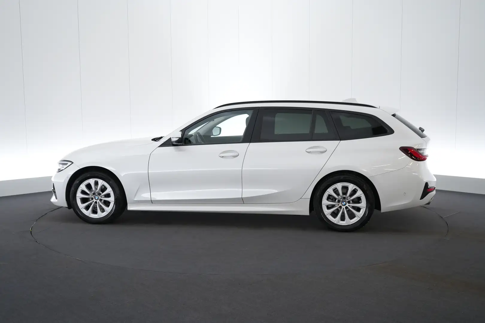 BMW 318 3 Touring 318dA Business+ LEDER/CUIR LED GPS PDC 3 Grijs - 2