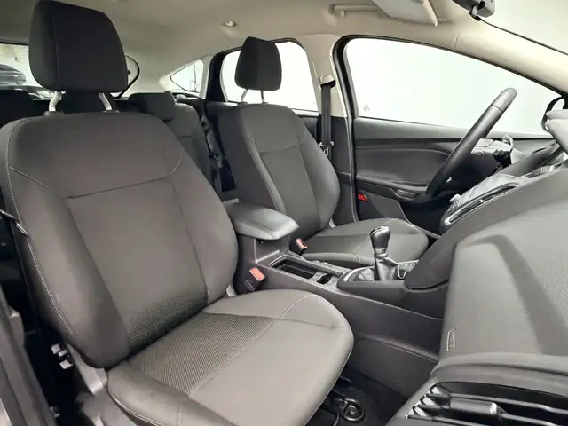 Ford Focus view 8