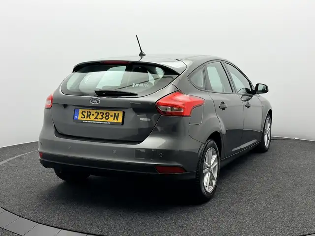 Ford Focus view 3